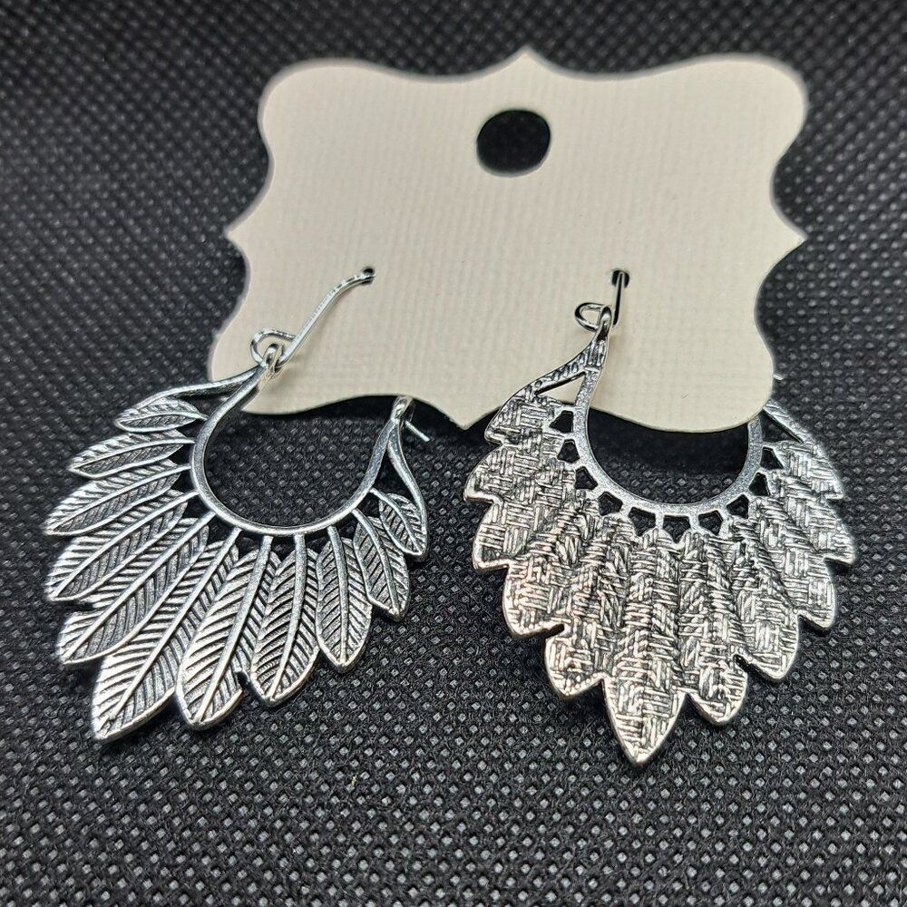 Silver Tone Tribal Feather Wetern Boho Drop Earrings- NWOT